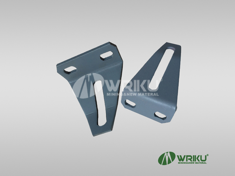 Parallel idler bracket lifting lug